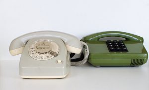 alte Telefone in grün und weiß
